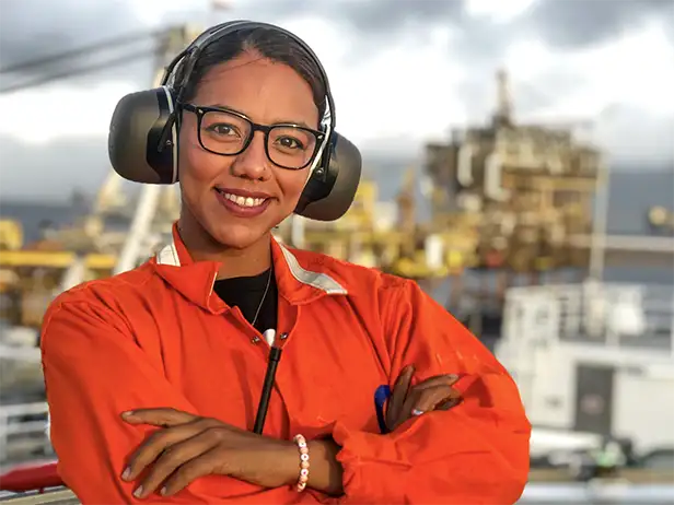 Mujer ingeniera trabajando en plataforma de Cotemar