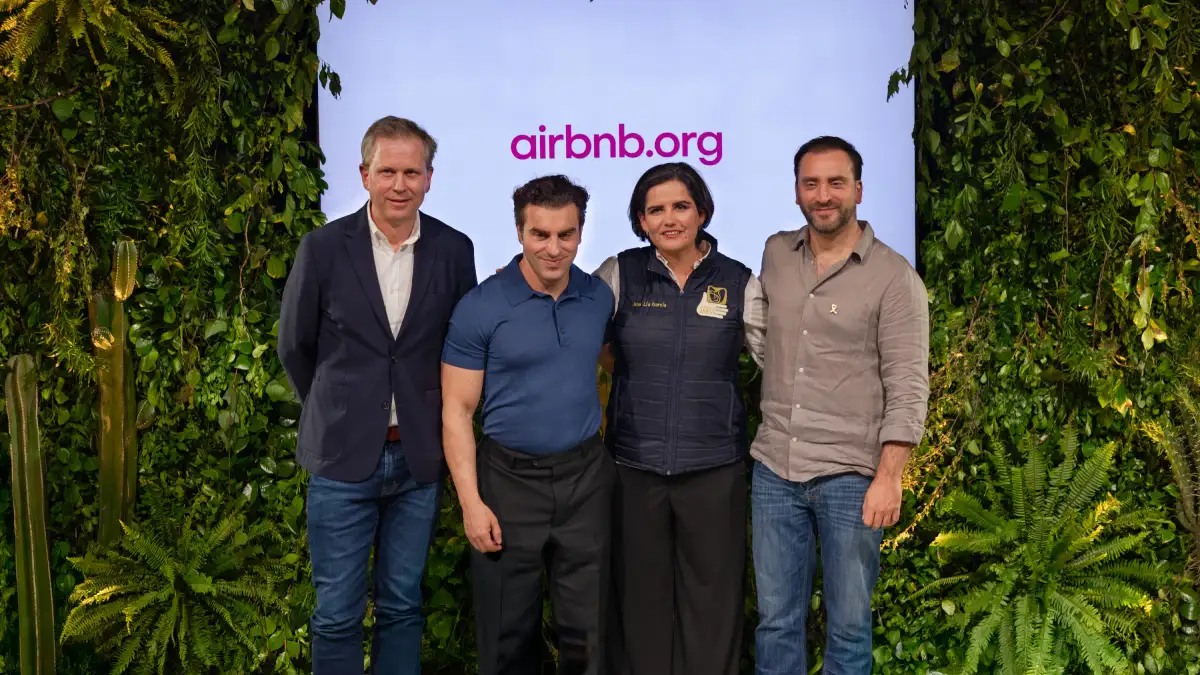 Brian Chesky anunciando inversión de Airbnb.org
