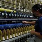 Planta textil operando bajo normativas de prevención ambiental
