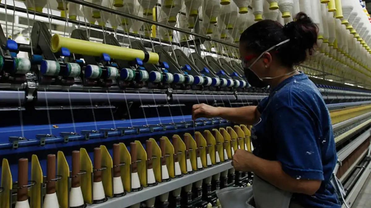 Planta textil operando bajo normativas de prevención ambiental