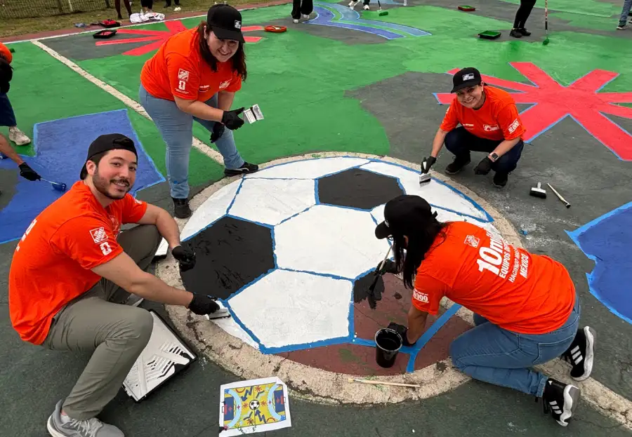 Voluntarios Equipos Depot rehabilitando cancha