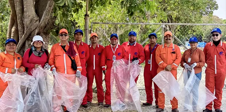 Voluntarios limpieza de playas educacion ambiental
