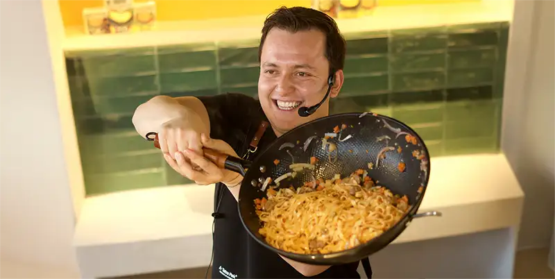 El Chef Calixto Serna preparó una receta en el marco de la presentación de la alianza entre Terranoble con los envases sostenibles Tetra Recart de Tetra Pak.