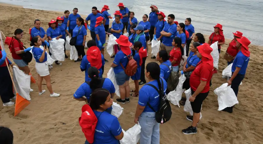 voluntarios recolectando basura playa las brisas manzanillo