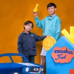 Niños mexicanos estudiando en aula pública