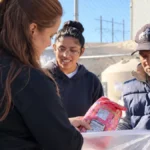 Vehículo logístico entregando insumos alimentarios en un comedor comunitario